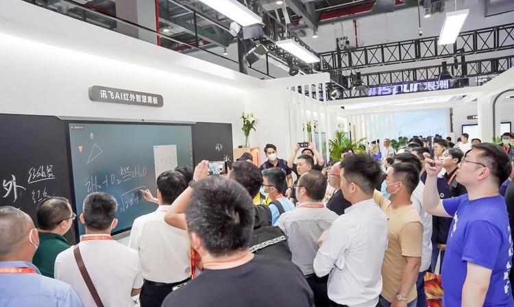 科大讯飞教育大模型发布：引领个性化学习潮流