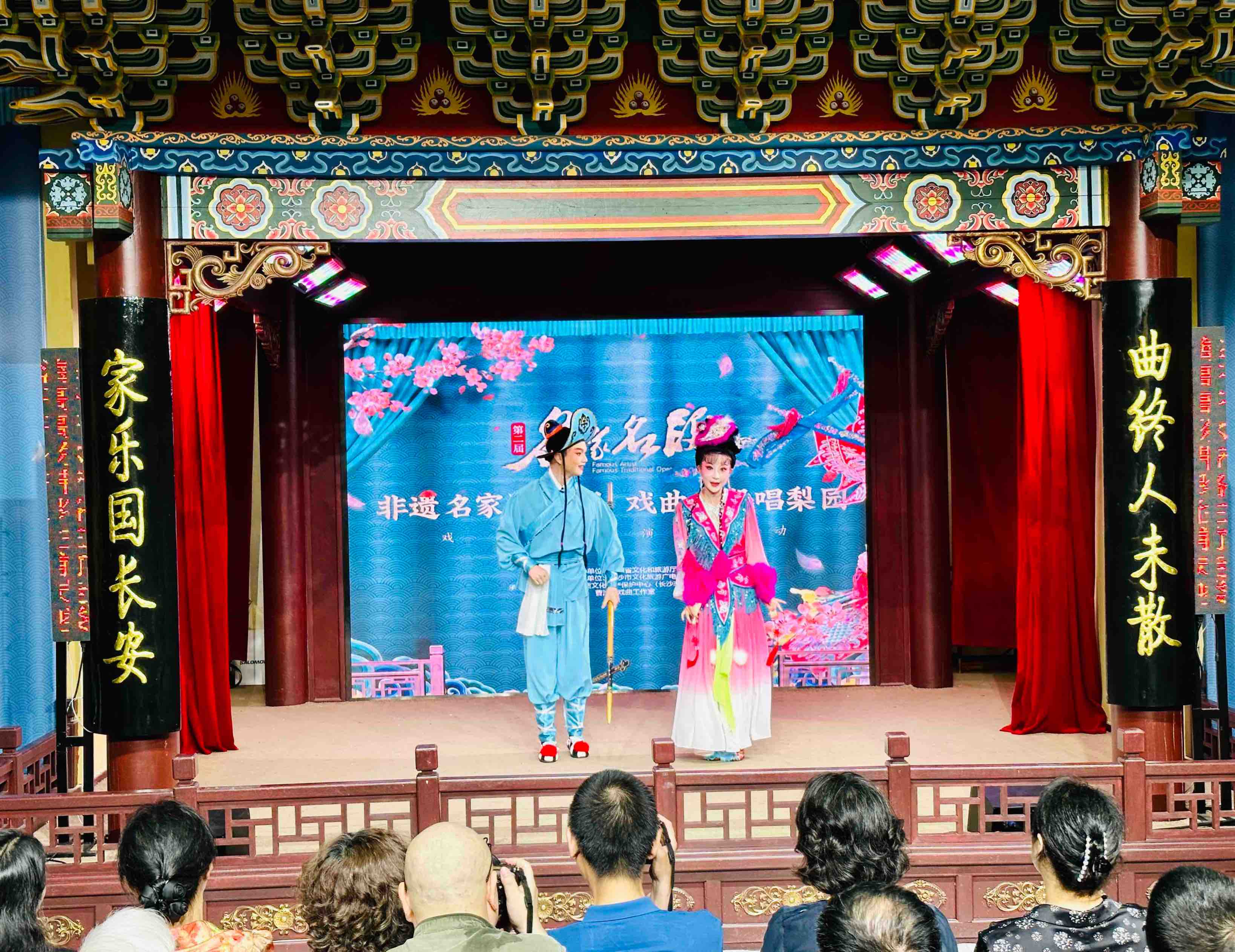 《走进戏剧的核心：探索沉浸式剧场的独特魅力与互动方式》