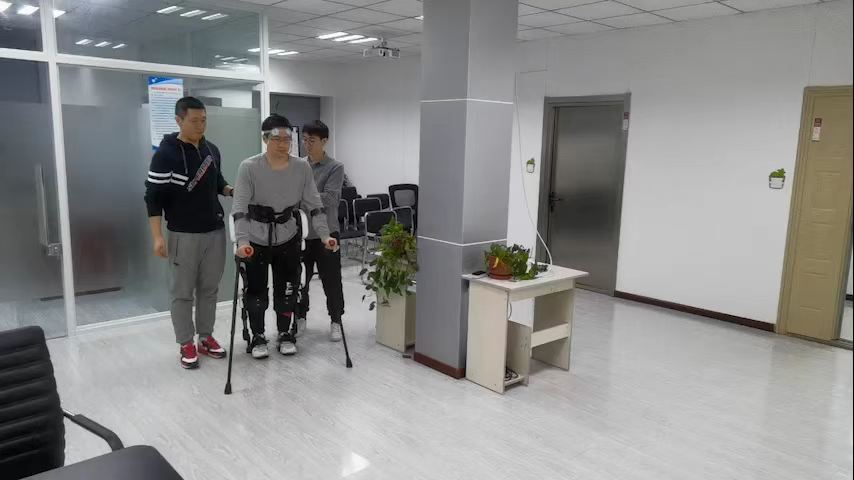 探索脑控外骨骼：未来行走的革命性工具