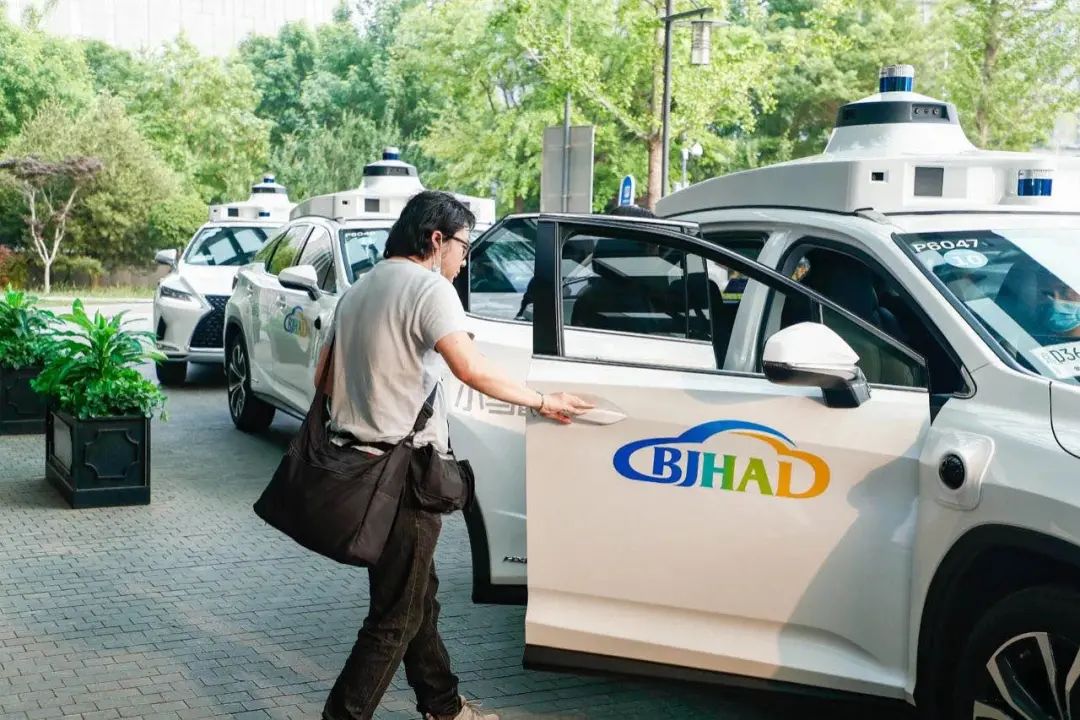 自动驾驶出租车驶向未来：科技变革出行方式