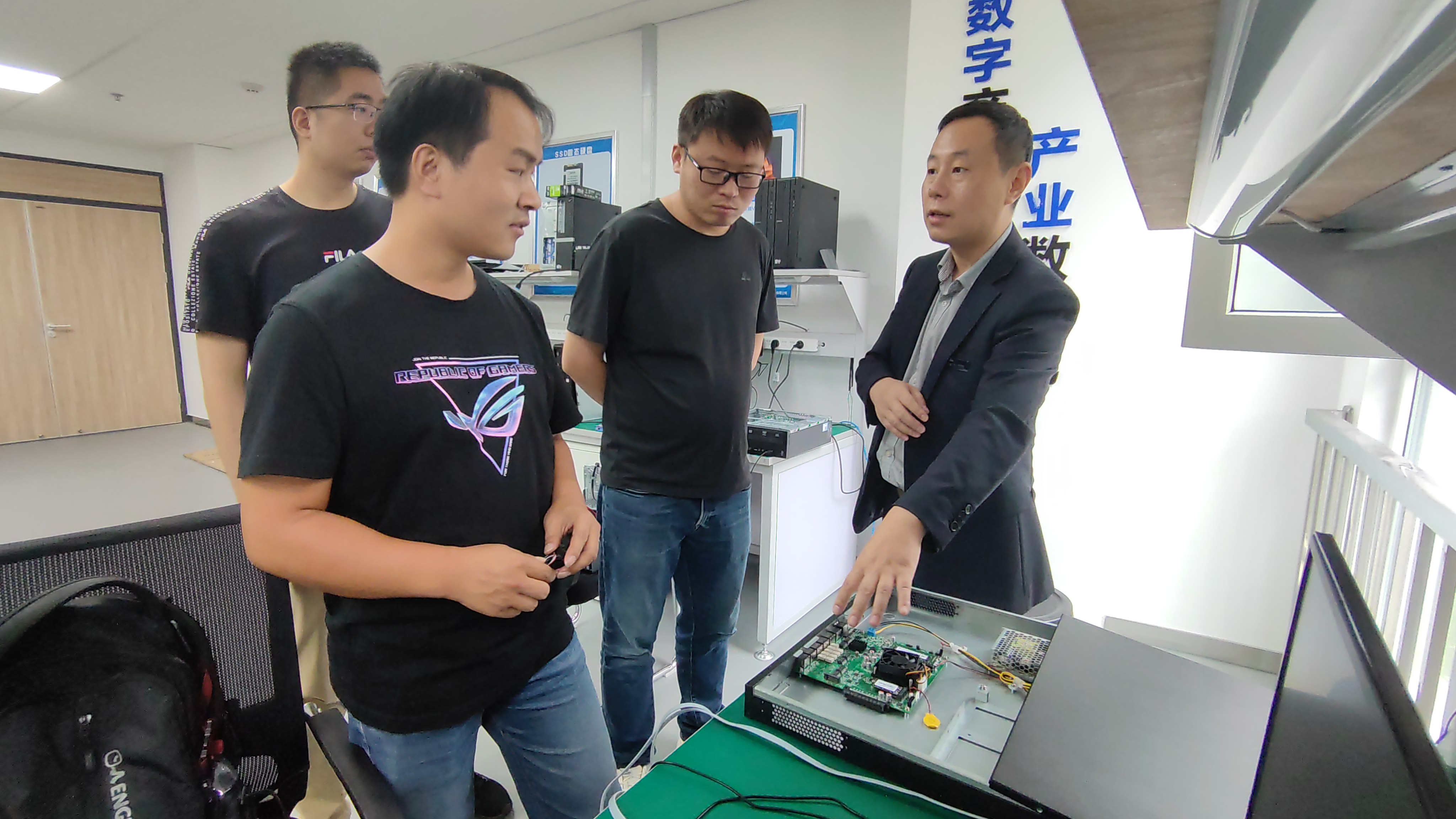深入探讨电脑机接口：连接未来科技的关键枢纽