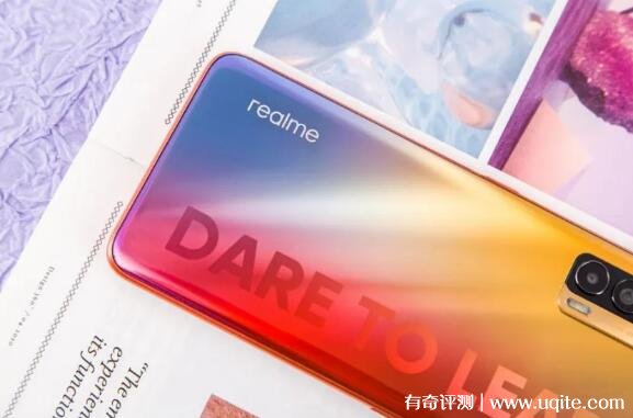 realme GT Neo6引领快充潮流：240W快充助力高效续航体验 (realme官网)